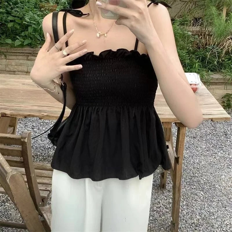 Allsidig halterneck topp med plissering. Elegant og ryggfri for dame, kan brukes til både hverdag og fest.