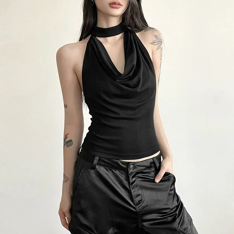 Minimalistisk halternecktopp for damer, enkel å style for både sommer og vår. Tidløs og elegant hverdagsmote.