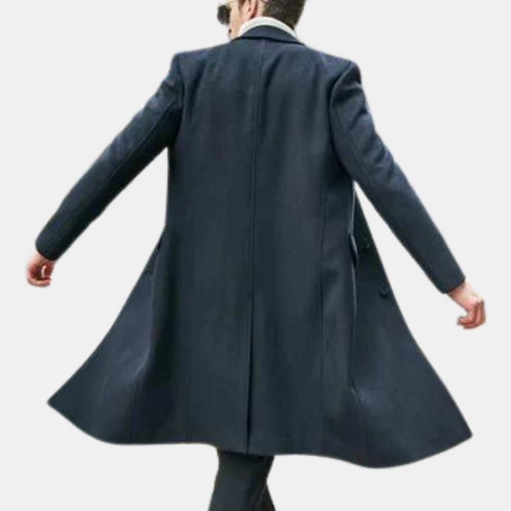 Lang, klassisk herrefrakk sett bakfra, viser tidløs eleganse og komfortabelt design for kaldt vær.