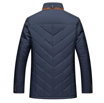 Moderne herre vinterjakke med varm fôring og slank design. Komfortabel og stilig for kaldere dager.