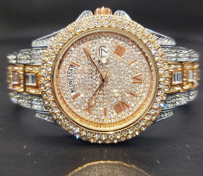 Mennsklokke i rustfritt stål med diamantdetaljer. En tidløs og elegant gave som passer til alt.