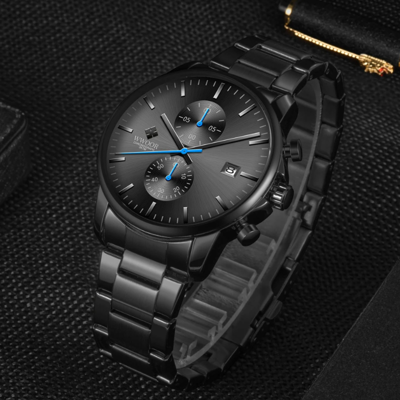 Detalj av elegant herre armbåndsur med kronograf og sort urskive. Vanntett business klokke i stål.