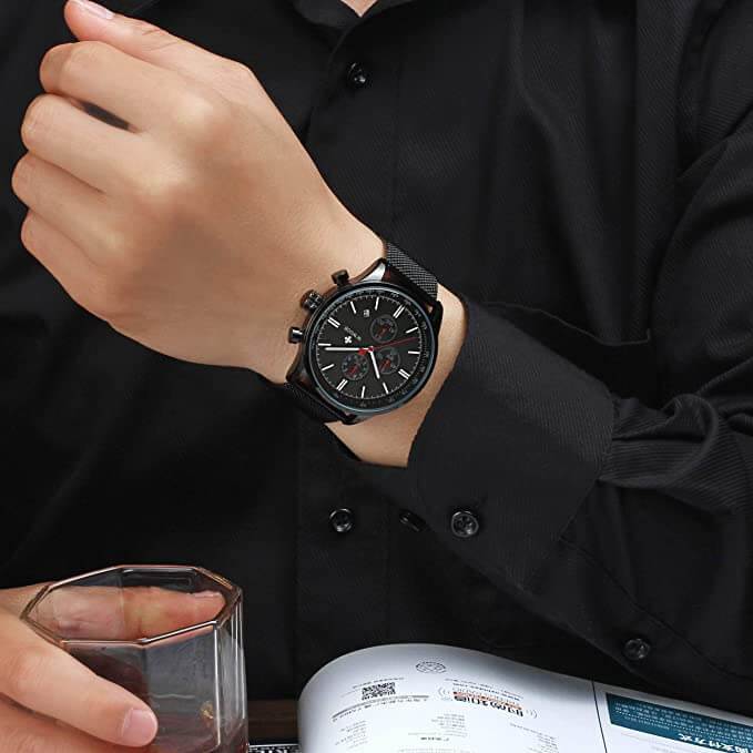 Elegant armbåndsur for menn med tidløs estetikk, kronograf og robust mesh-lenke.