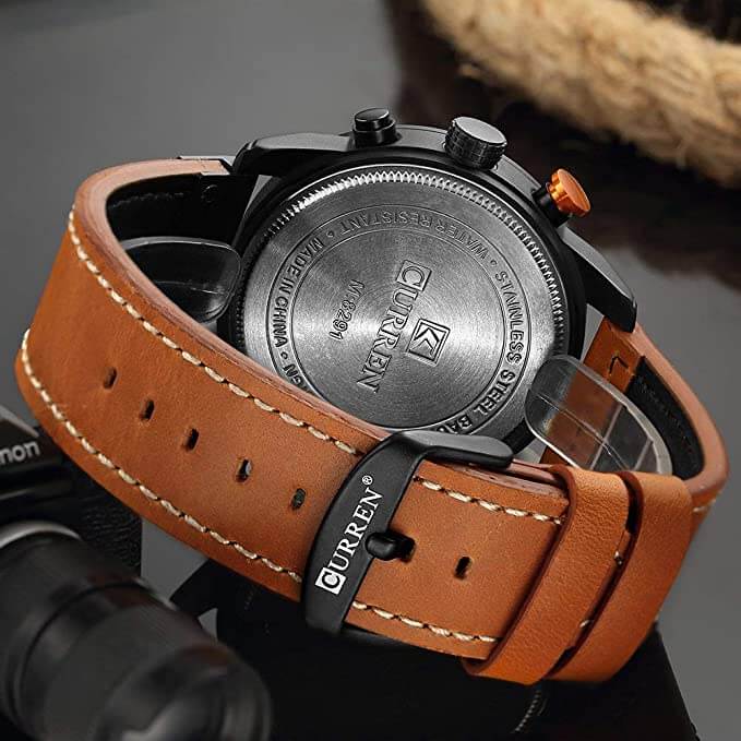 Gaveidé for menn: Elegant kronograf med ekte skinnreim og funksjonell design.