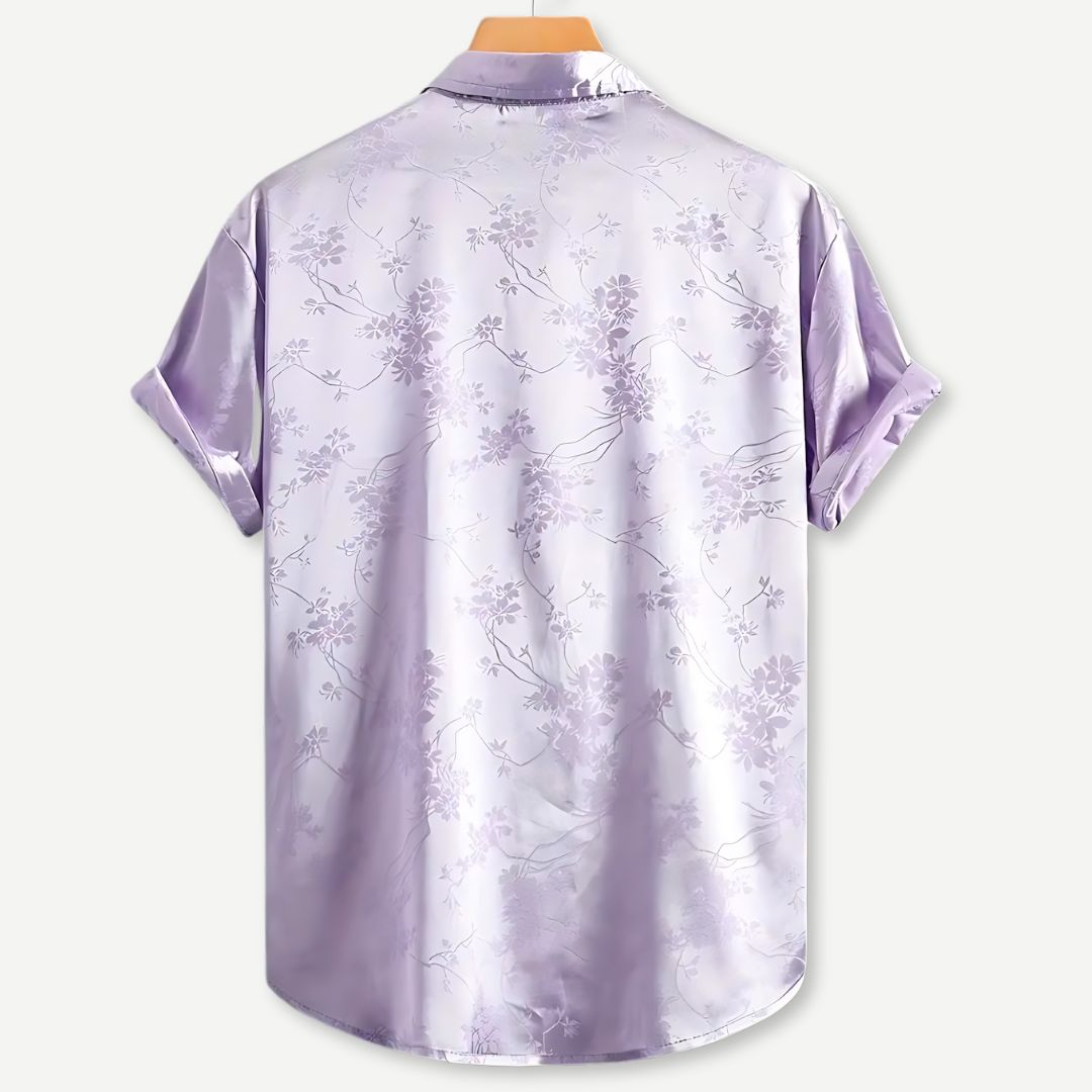 Herreskjorte i bomull med vakkert brodert blomsterdesign. Et elegant valg for vår- og sommerfester eller hverdagsbruk.