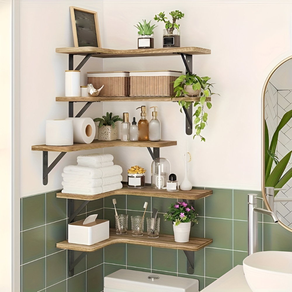 Hjørnehylle i massivt tre med planter og bøker, viser dens dekorative og funksjonelle bruk i stuen.