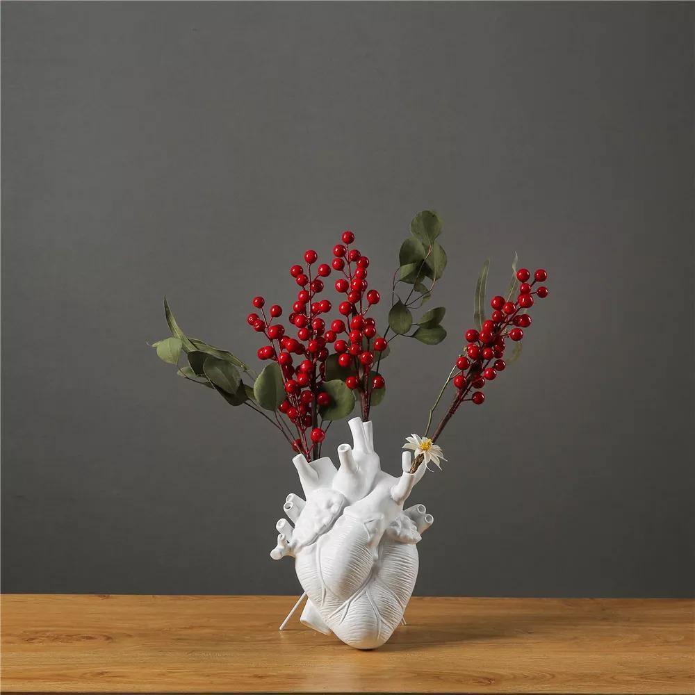 Moderne hjerteformet vase for tørkede blomster. Perfekt pynteelement for et romantisk og stilfullt hjem.