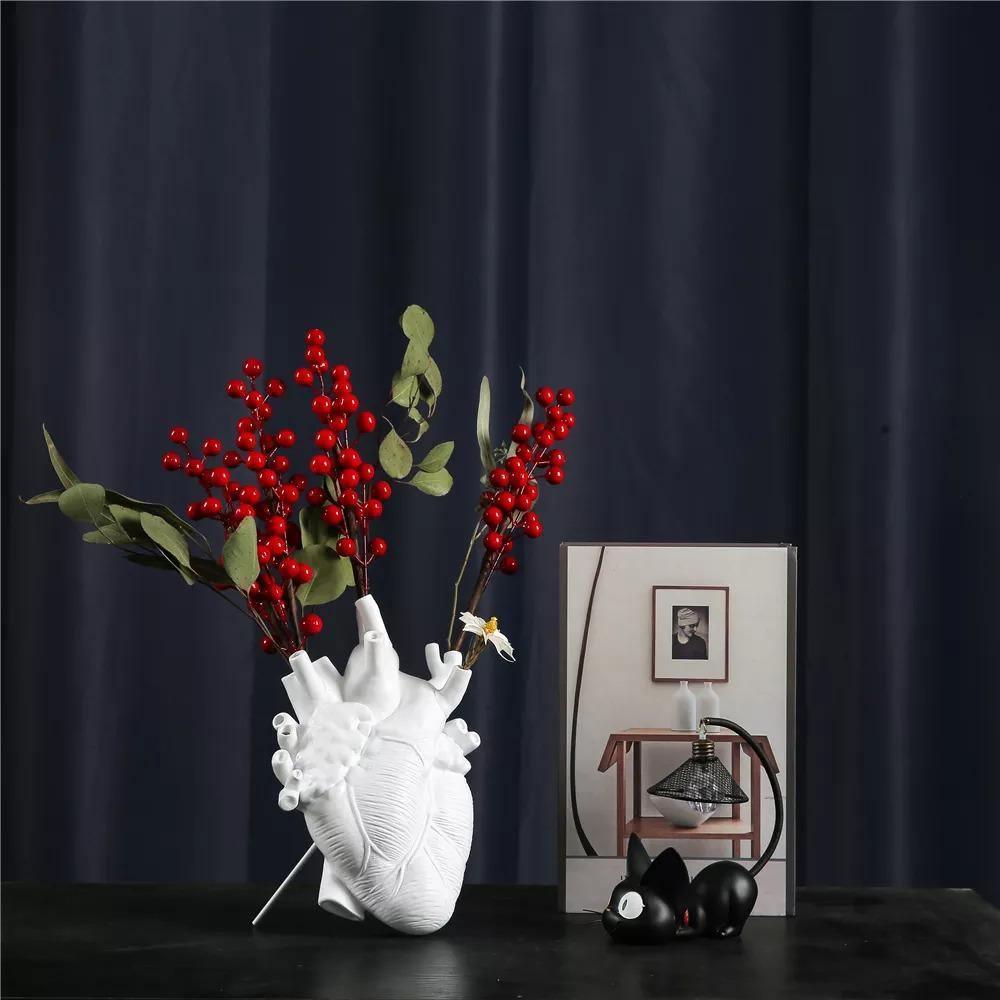 Hjerteformet blomstervase i moderne design. Et elegant pynteelement for innendørs dekorasjon med tørkede blomster.