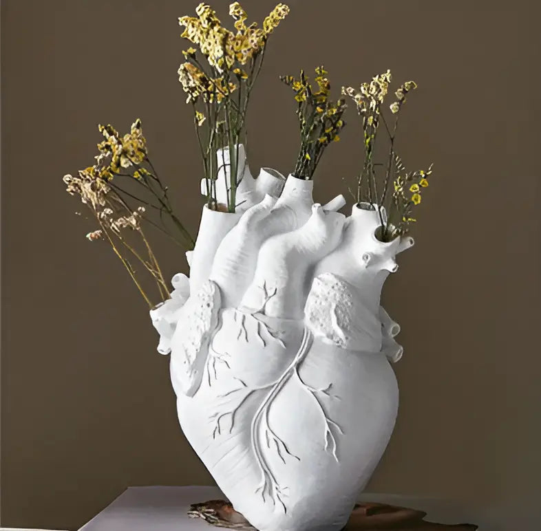 Moderne og elegant designvase i hjerteform, en unik pyntegjenstand som løfter ethvert interiør.