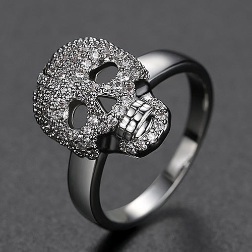 Kobber hodeskallring med elegante diamantdetaljer. Mote smykke for kvinner, gotisk rock stil tilbehør.