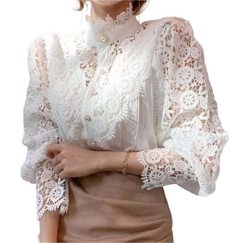 Elegant hvit blondebluse for kvinner, langermet, med hullmønster, perfekt for vår og sommer.