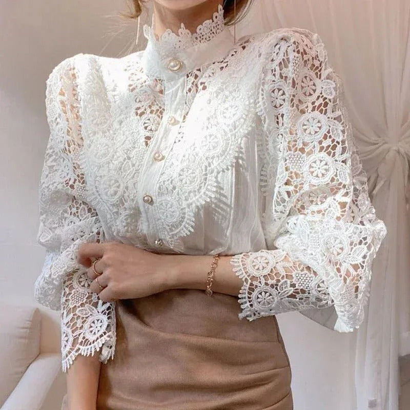 Allsidig blondebluse til kvinner, ideell for jobb, fritid eller fest, fremhever elegant stil.