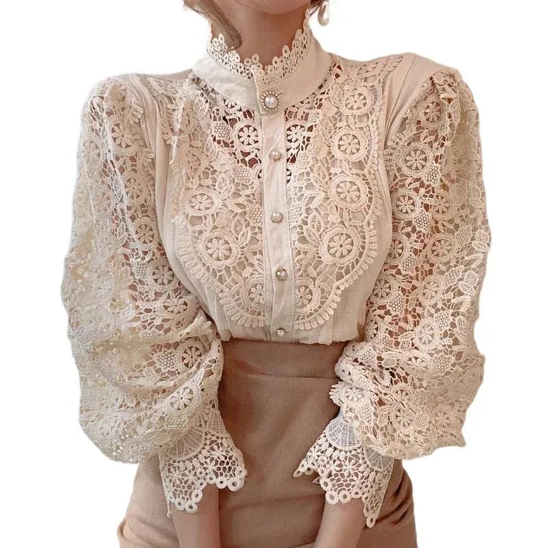 Kvinne iført elegant, langermet blondebluse i hvit farge, perfekt for en stilig look.