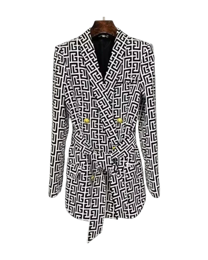 Elegant hvit dameblazer med geometrisk trykk, dobbeltspent design og midjebelte. Perfekt for kontor og fest.