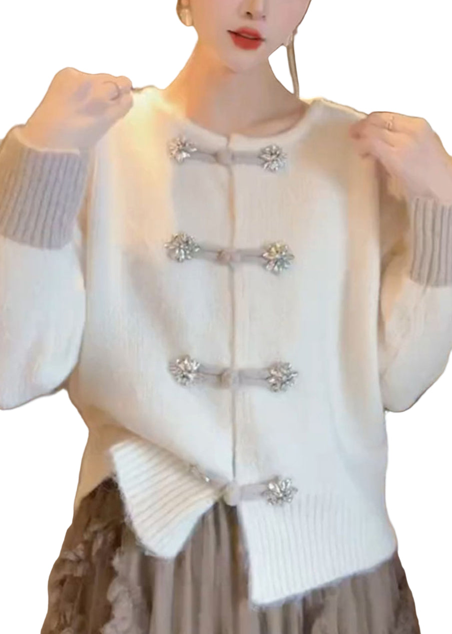 Elegant hvit damecardigan med o-hals og unike kinesiske knapper. Strikket, løs passform perfekt for høst og vinter.