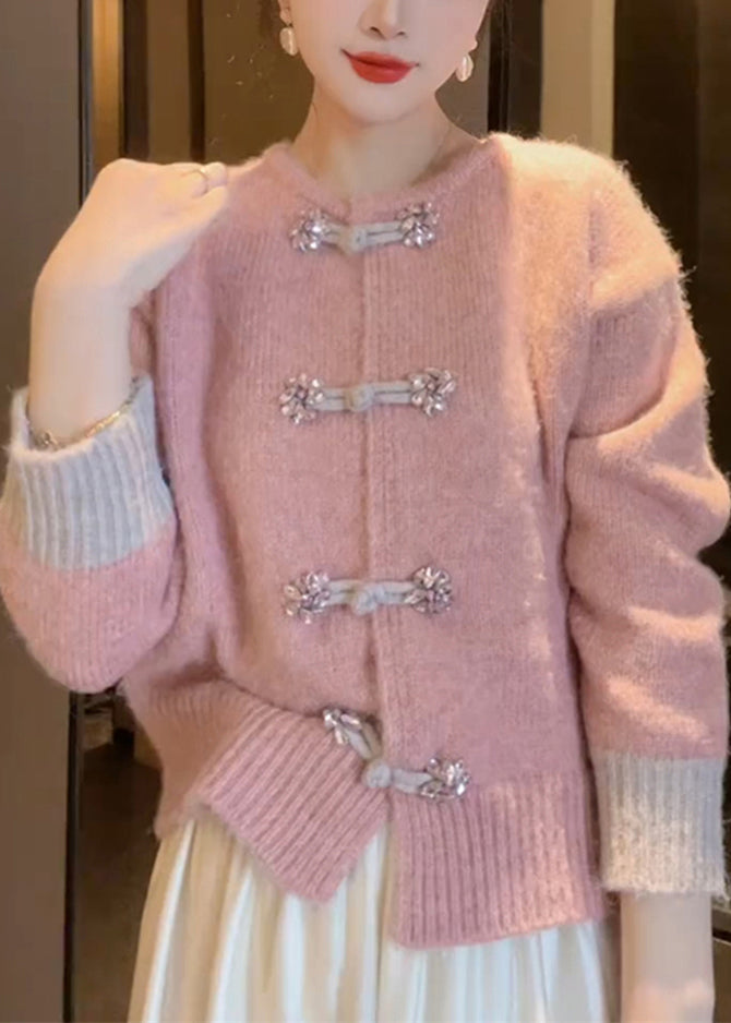 Moderne rosa damecardigan med o-hals og autentiske kinesiske knapper. Strikket design for en løs, komfortabel look.