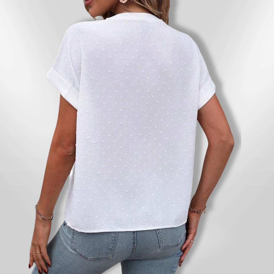 Stilig hvit vårbluse/sommerbluse for kvinner, med elegante knapper. Ideell for en klassisk, komfortabel look.