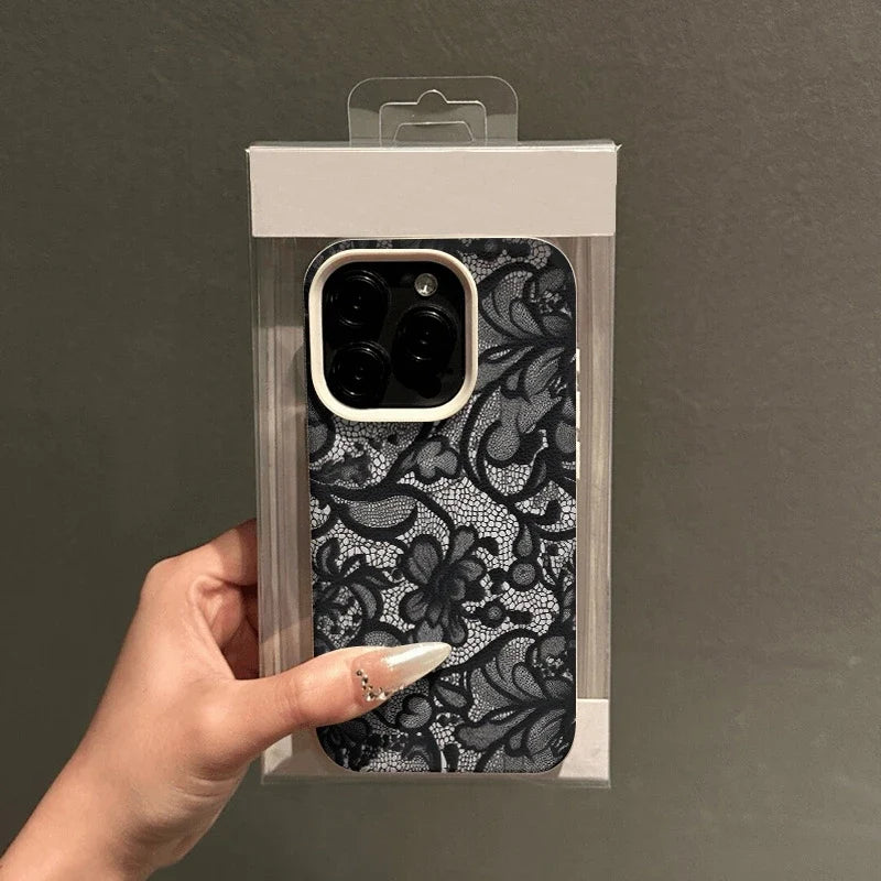 Beskyttende iPhone-mobilcover med blondemønster. Kombinerer elegant design med robust telefonbeskyttelse.