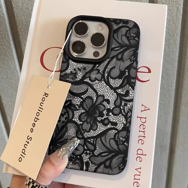 Luksuriøs iPhone-telefonveske med elegant blondemønster. Tilbyr både stil og solid beskyttelse til din mobil.