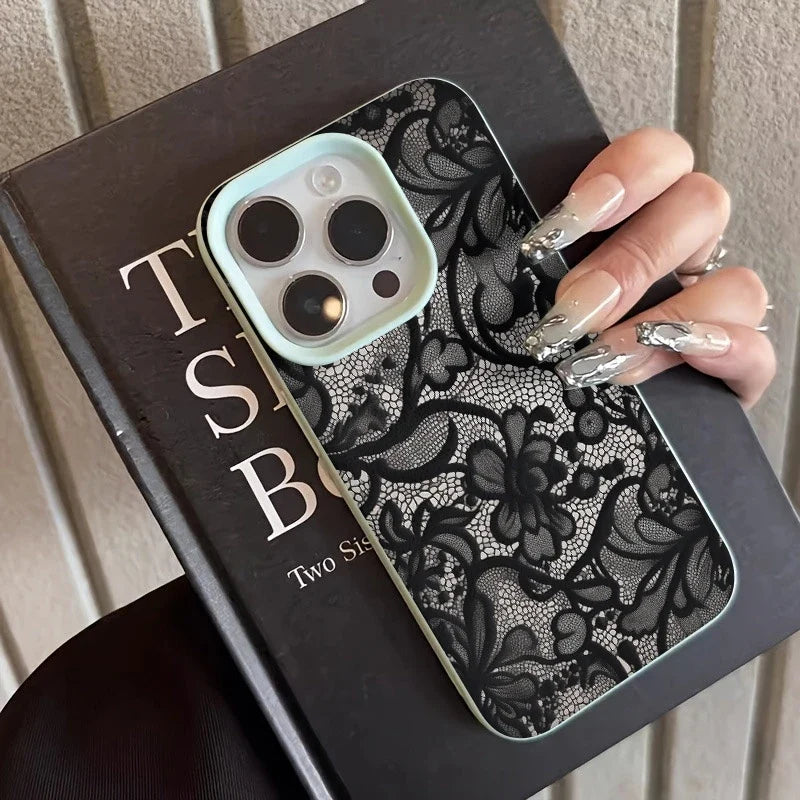 Detaljert blondemønstret iPhone-mobilcover. Gir din telefon et elegant og personlig uttrykk med god beskyttelse.