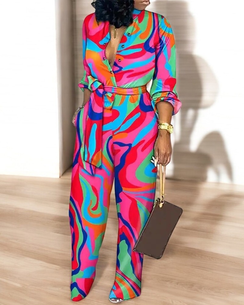 Elegant damejumpsuit med flytende print, flatterende V-hals og markert høy midje. Et moderne moteantrekk.