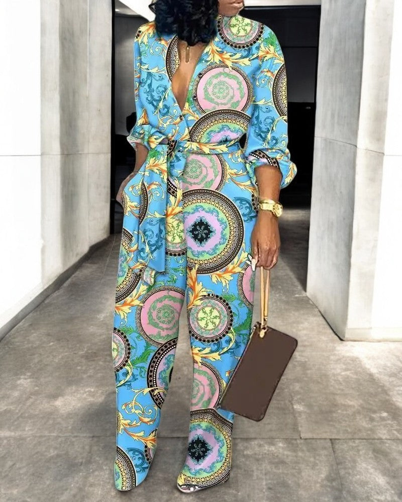 Fargerik jumpsuit for kvinner med V-hals, mønstret print og høy midje. Et elegant antrekk for fest eller fritid.