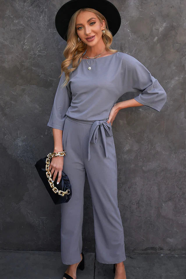 Vår/sommer jumpsuit for kvinner, komfortabel med brede ben og flatterende midjebelte.
