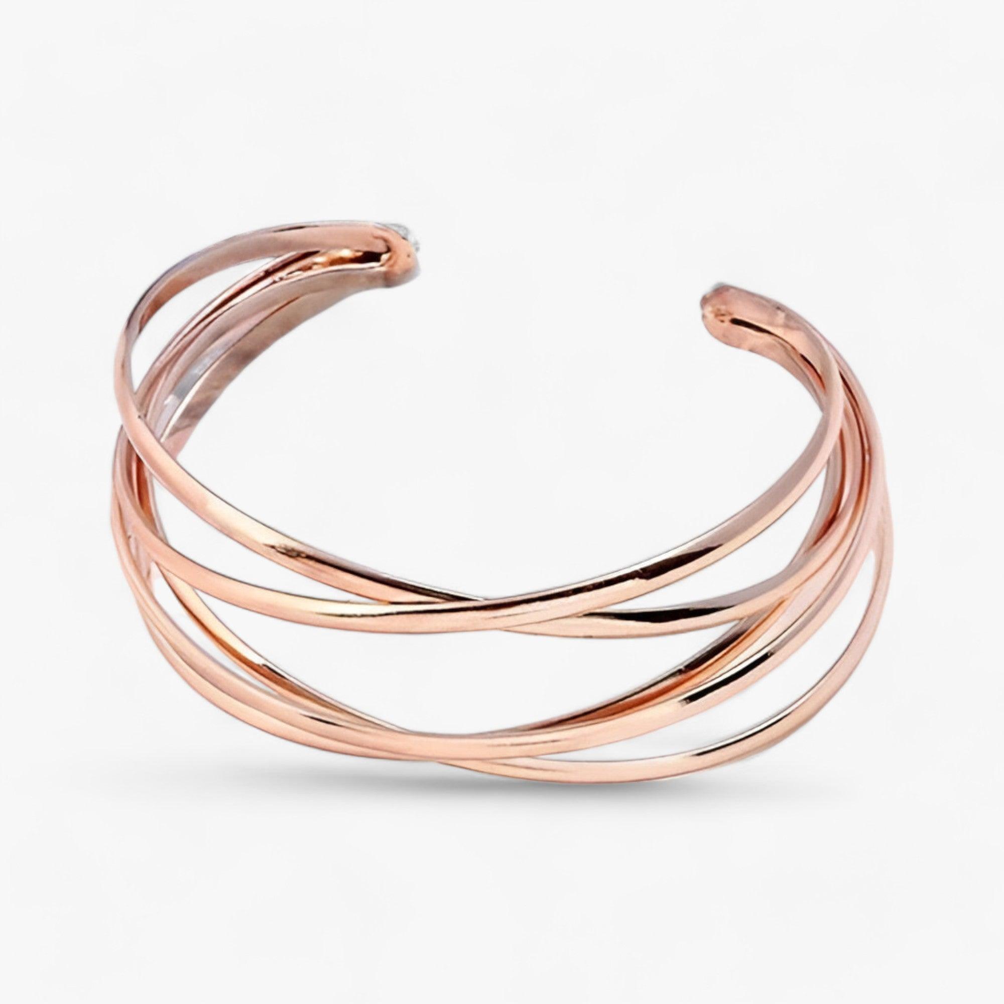 Sølvfarget eller svart justerbart armbånd for kvinner, et elegant og moderne hverdagstilbehør.