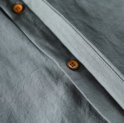 Elegant Katana herreskjorte i japansk-inspirert gråfarge. Unikt design for menn og moderne stil.