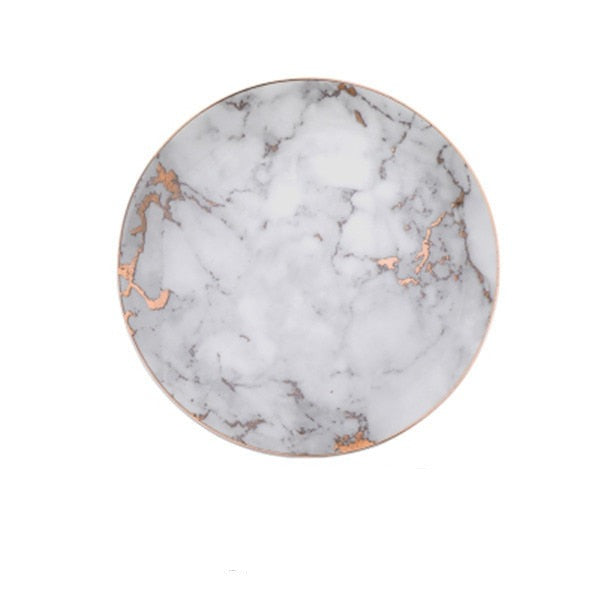 Elegant keramisk marmorplate med gullkant. Perfekt for et stilig spisebord.