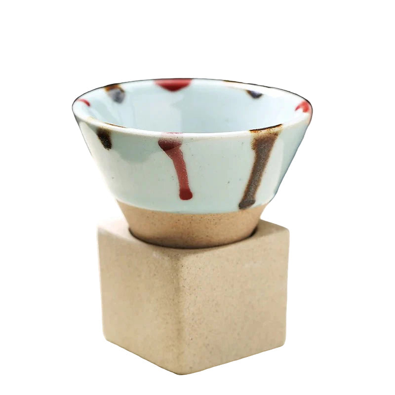 Elegant, kjegleformet kaffekrus i moderne design. Perfekt for kaffe og te, unikt drikkeutstyr.