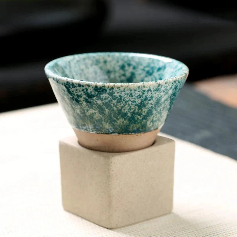 Unikt, kjegleformet kaffekrus med elegant og moderne design. Perfekt for kaffe og te.