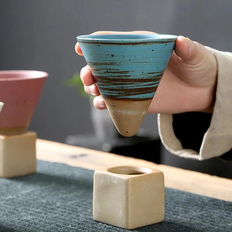 Elegant kjegleformet krus, et kunstnerisk element for hjemmeinnredning og kaffepausen.