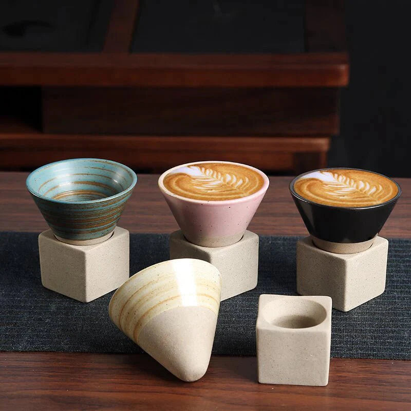 Kjegleformet krus for kaffe og te. Elegant og moderne kjøkkenutstyr med unikt design.