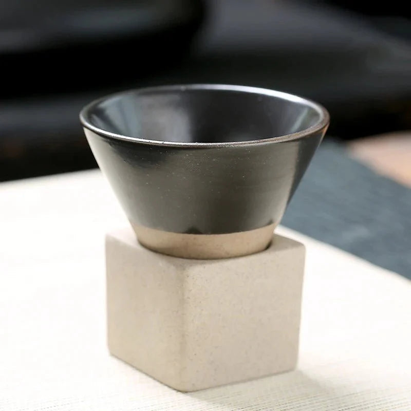 Unikt, kjegleformet kaffekrus med elegant design. Ideelt gavetips for hjemmeinnredning og kaffe.