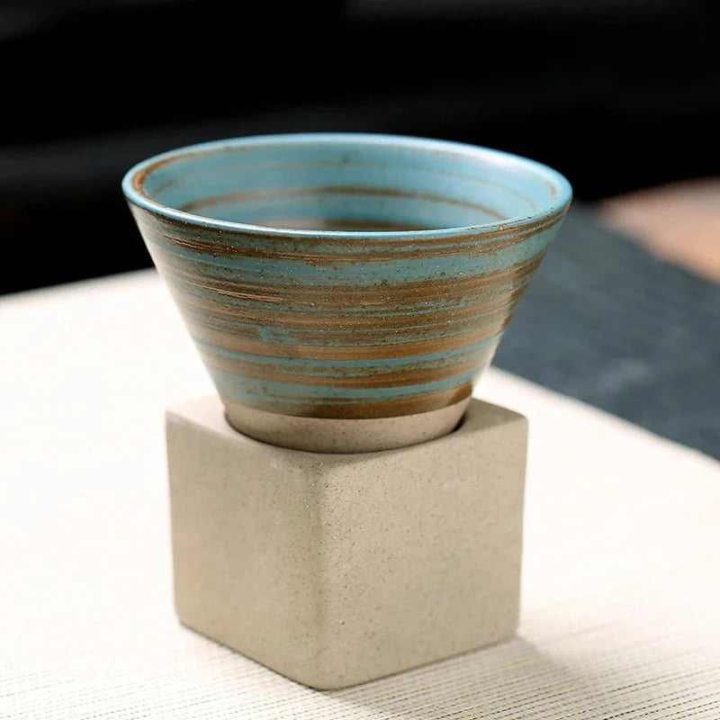 Kjegleformet kaffekrus med elegant og unikt design. Nyt kaffen hver dag med dette moderne kruset.