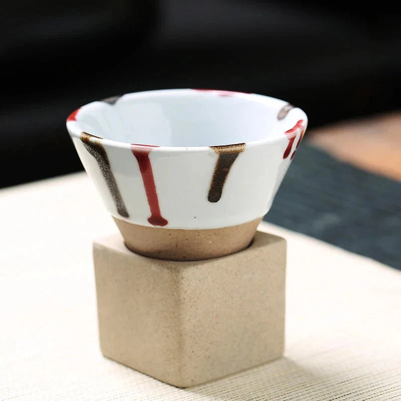 Kunstnerisk, kjegleformet kaffekrus. Moderne design som løfter din kaffe- eller teopplevelse.