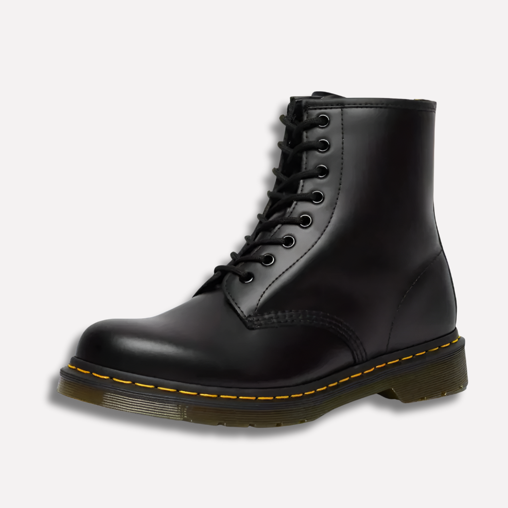 Chic hvit snørestøvlett for dame. Trendy og klassisk design, ideell som vinterstøvel og høststøvel.