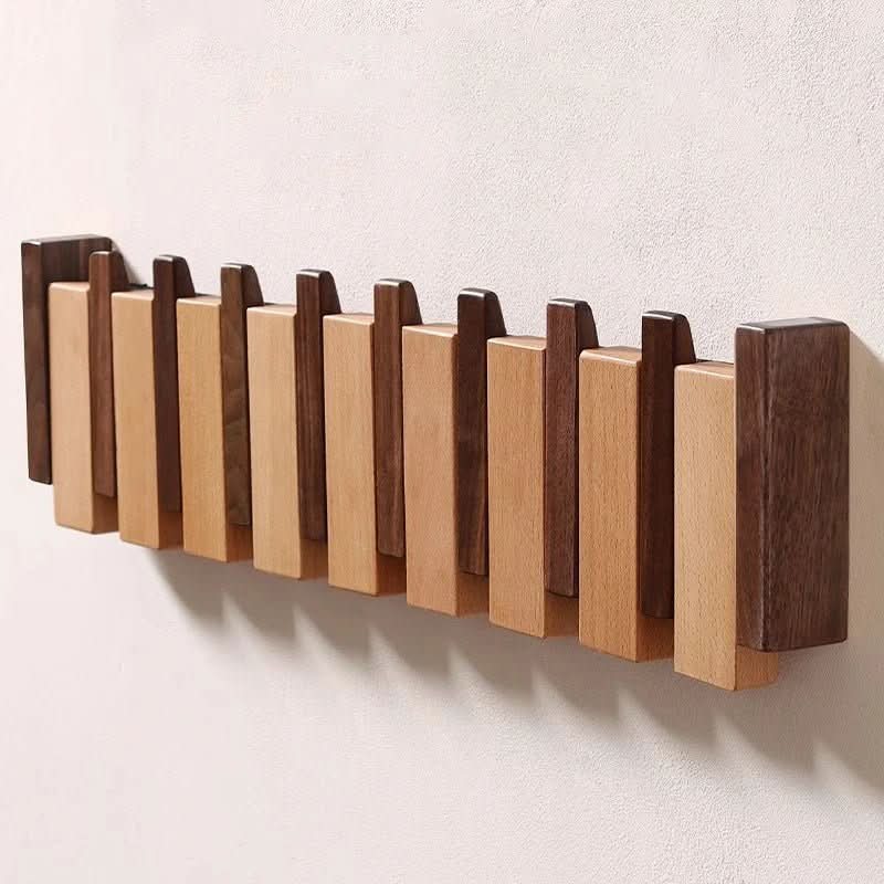 Veggehenger i elegant pianostil. Sammenleggbar for plassbesparende oppbevaring i gangen eller soverommet.