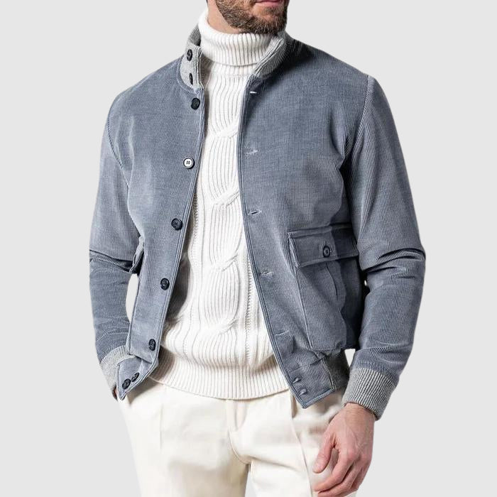 Stilfull ribbet herrejakke med moderne snitt, ideell for både casual og smart-casual anledninger. Komfortabel vårjakke.