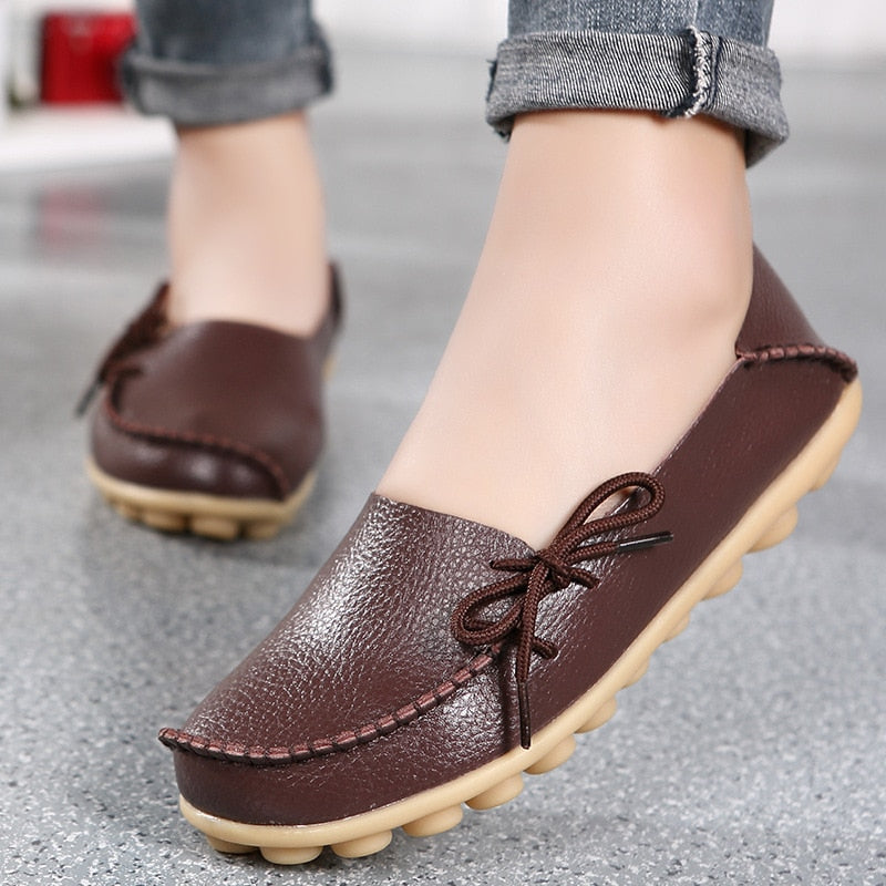 Kvinner i komfortable, elegante slip-on loafers. Ideelle som hverdagssko og sommersko for fritid.