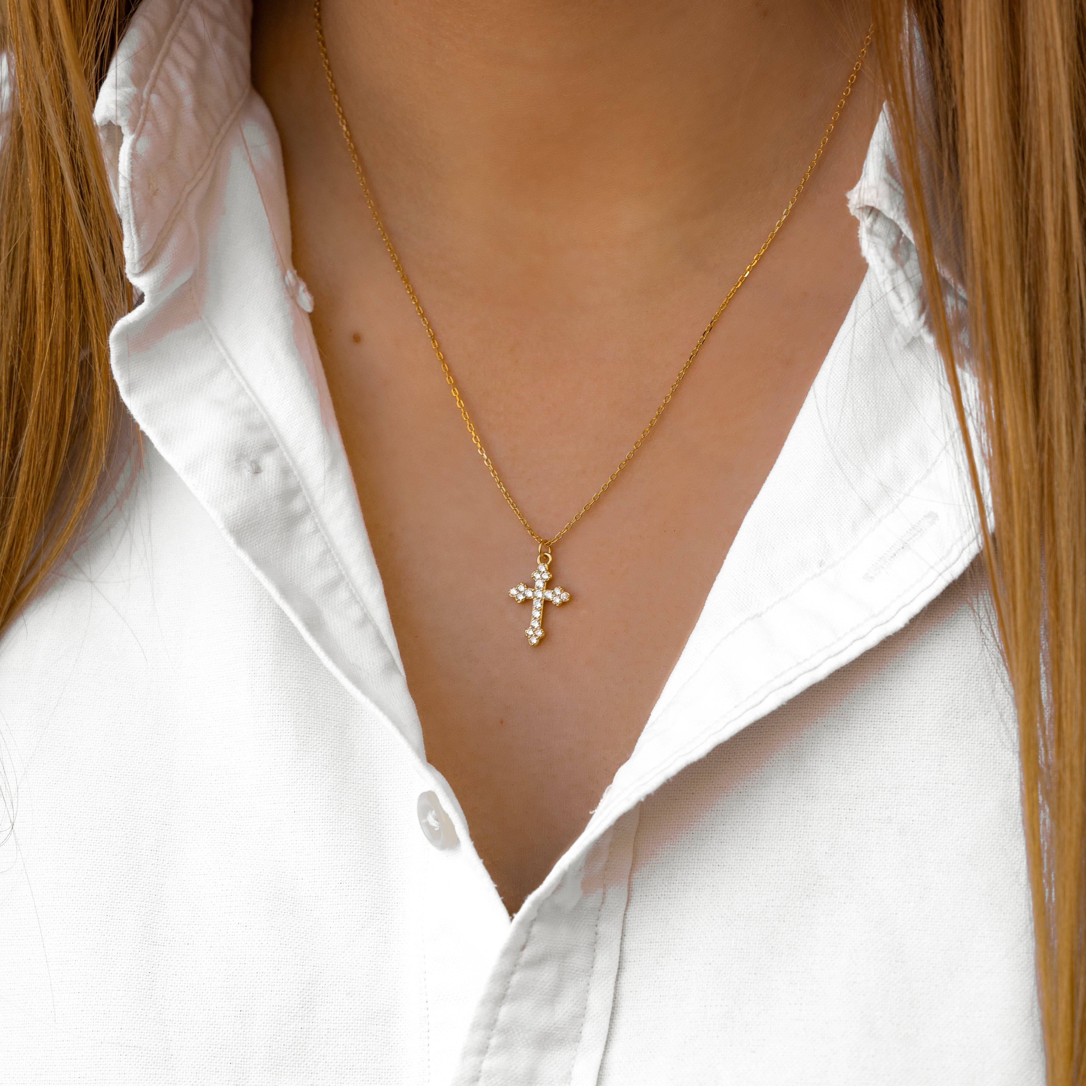 Gullbelagt elegant korskjede for kvinner, justerbart med glitrende cubic zirconia steiner.