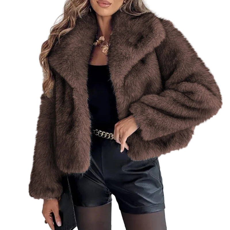 Elegant kort dame fuskepelsjakke for høst og vinter. Varm og stilig yttertøy for kvinner.