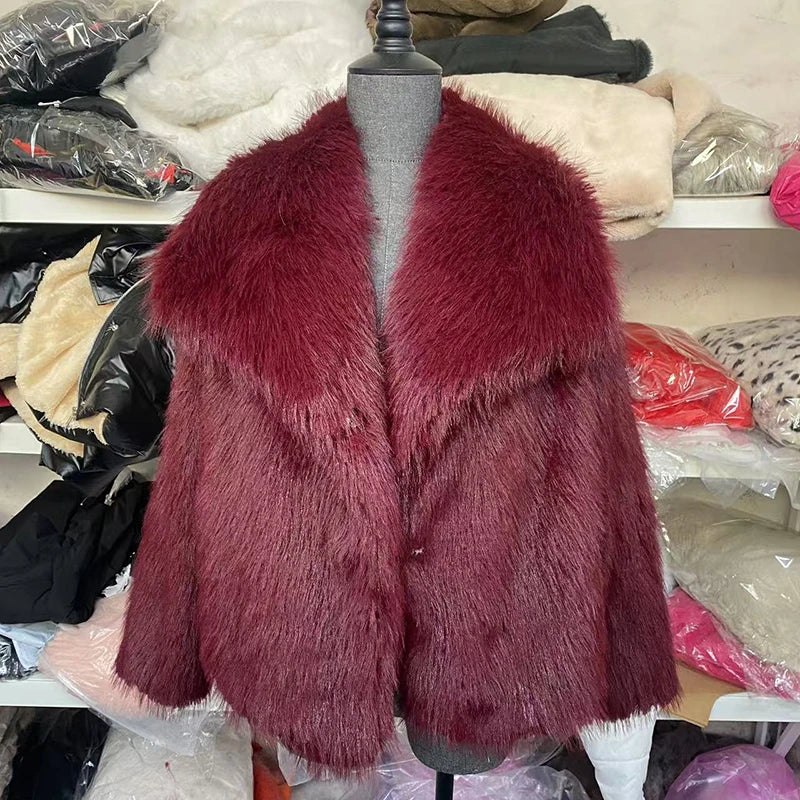 Trendy kort fuskepelsjakke stylet for en chic look. Komfortabelt og varmt yttertøy for kvinner.