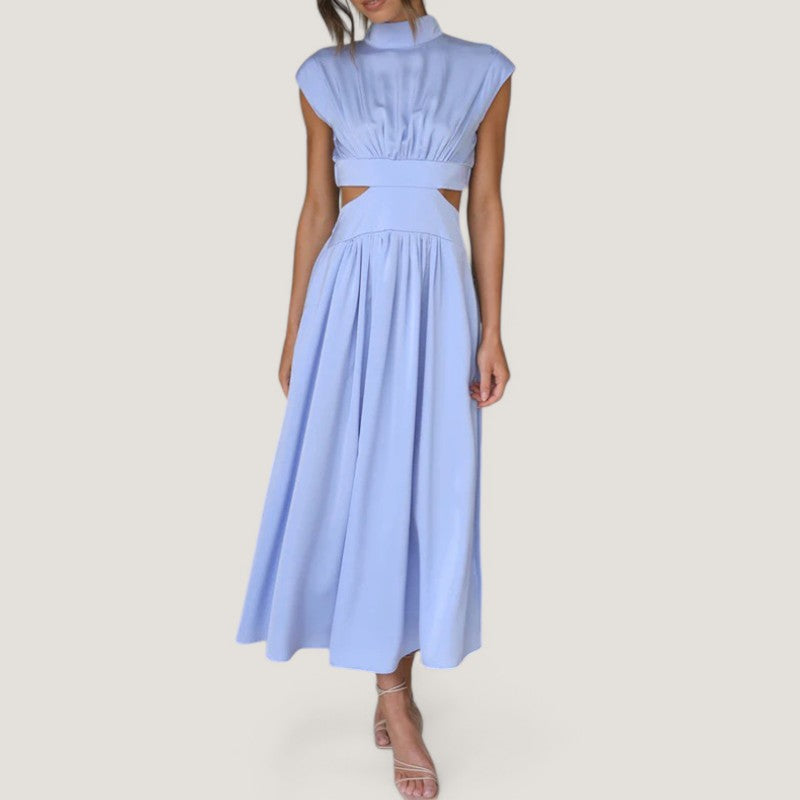 Lang, elegant kortermet maxikjole for kvinner med høy hals. Stilfull og komfortabel for vår/sommer.