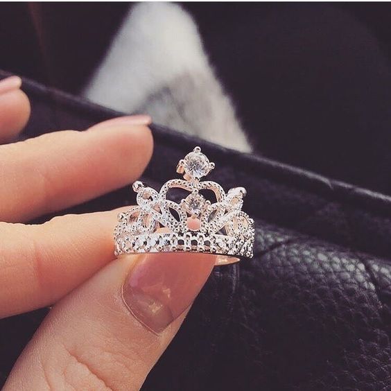 Glitrende festring for damer, en elegant krystall kronering. Sølvfarget smykke med kubisk zirkonia for glamorøse anledninger.
