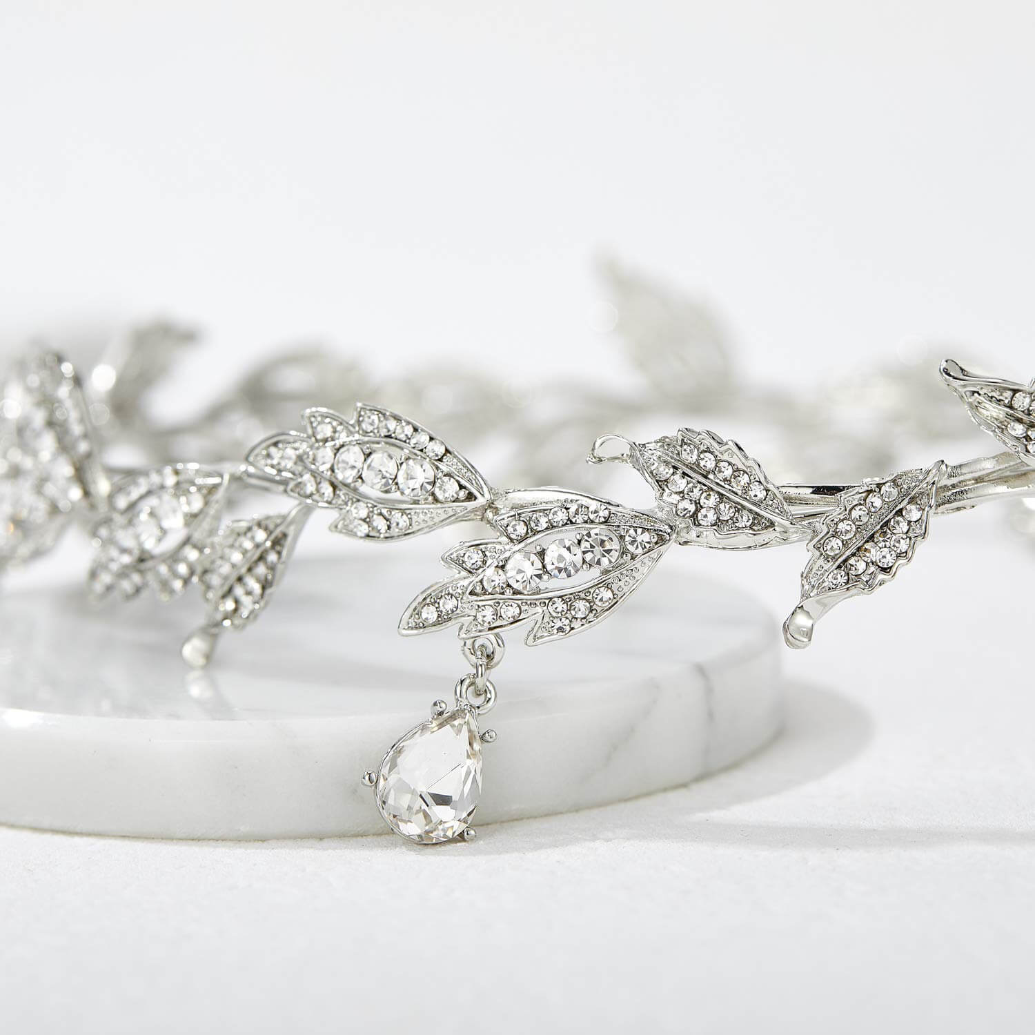 Luksus tiara med krystaller for kvinner, elegant hårpynt til bryllup, fest eller ball, finnes i gull/sølv.