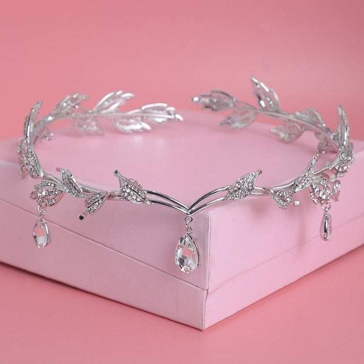 Luksuriøs bryllupskrystallkrone for kvinner, glitrende tiara med krystaller, perfekt hårpynt til fest.