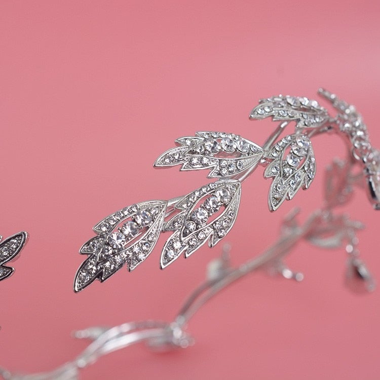 Vakker krystallkrone til kvinner, elegant tiara med skinnende krystaller, perfekt for spesielle anledninger.