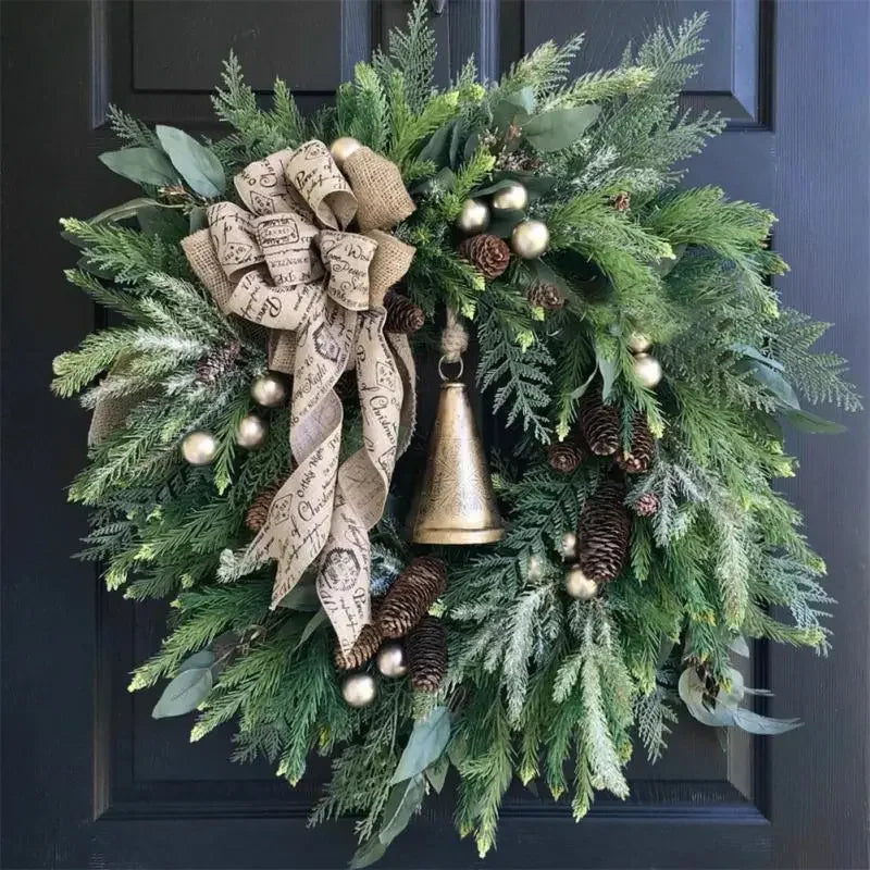 Nydelig kunstkrans, ideell som dør- eller veggdekorasjon. Tåler utendørs/innendørs bruk, festlig julepynt.